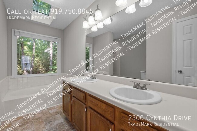 Building Photo - 2300 Cynthia Dr