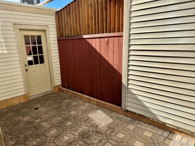 Building Photo - 1962 Augusta Dr