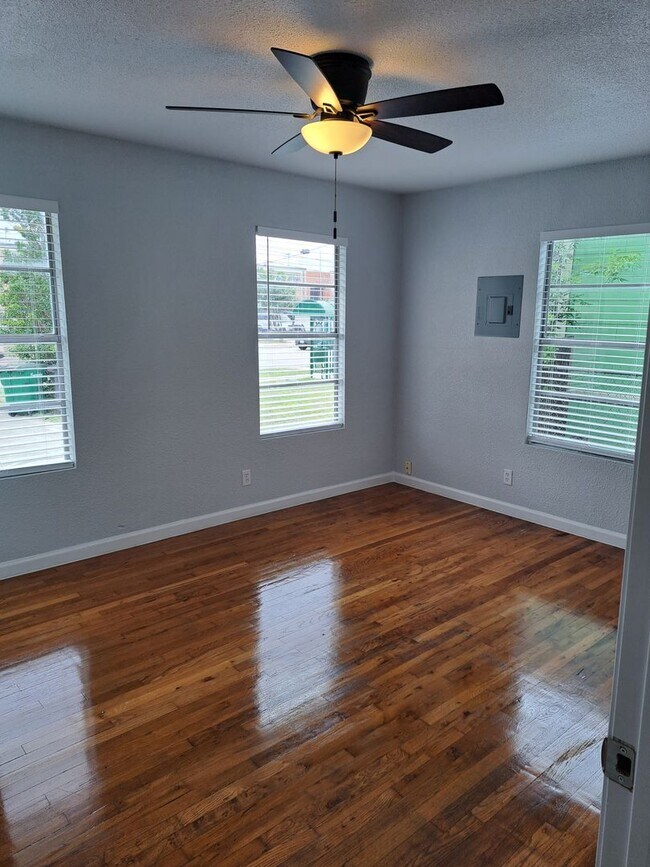 Building Photo - Stylish 4BR/2BA Home Near Port San Antonio...