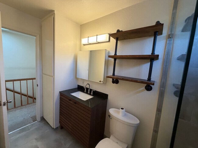 Building Photo - Charming Live Oak Townhome – Completely Renovated & Move-In Ready!