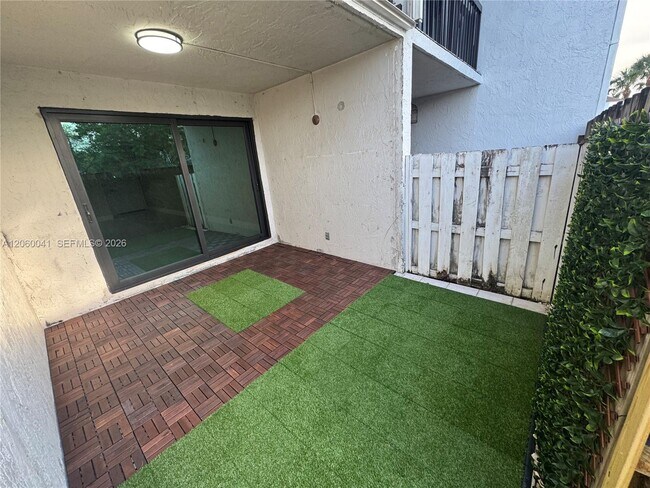 Building Photo - 9405 Fontainebleau Blvd