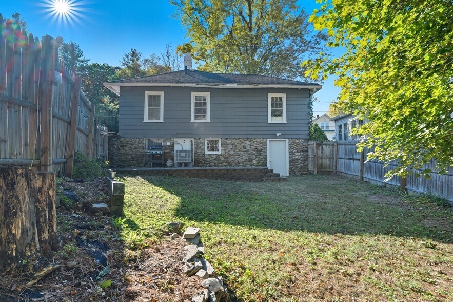 Building Photo - 5 Jenkins St