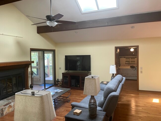 Building Photo - 33 Channel Ln