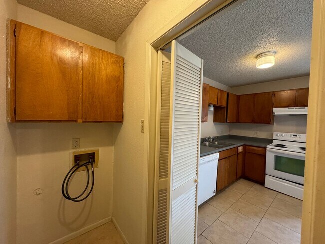 Building Photo - 2515 Bermuda Dr