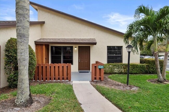 Building Photo - 8085 SE Villa Cir