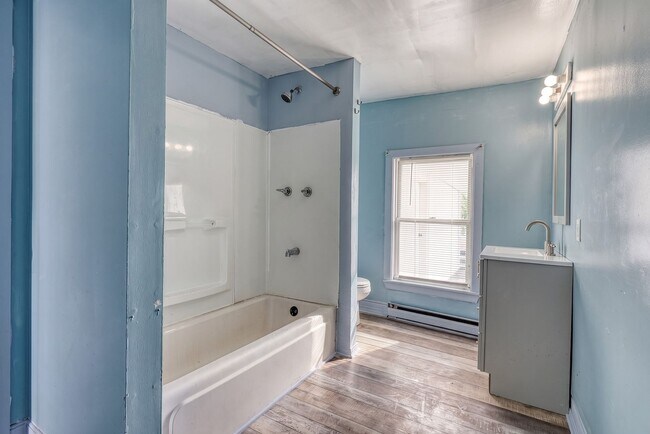 Building Photo - Newly Renovated 3 Bedroom, 1 Bathroom Townhouse