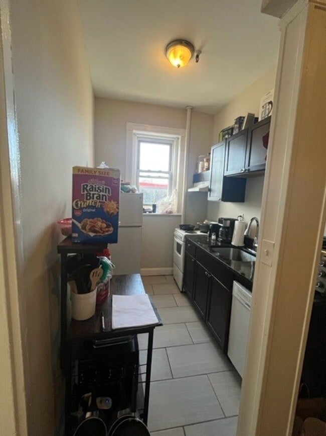 Building Photo - 2BR 1Bth unit. Heat/Hot Water included. Great location!