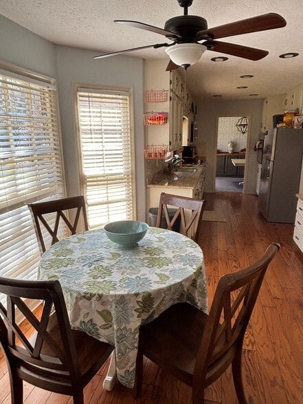 Kitchen Table - 420 Cardigan Cir SW