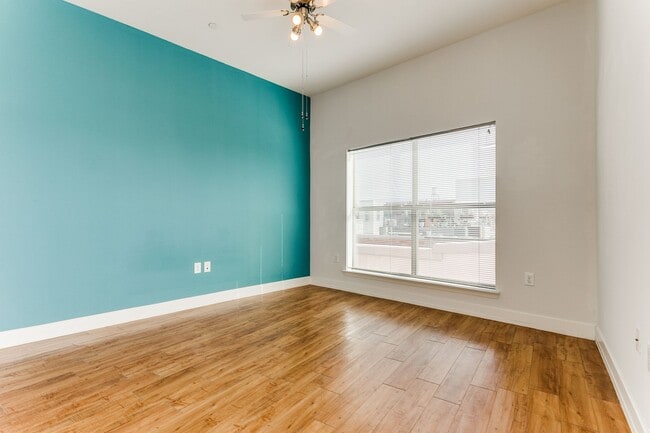 Building Photo - 1401 S Flores St