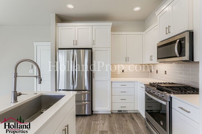 Building Photo - Beautiful 3-Bed Townhouse Near Downtown Hi...