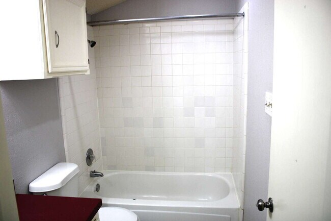Building Photo - Spacious 2/2/1 Townhouse in Frenship ISD
