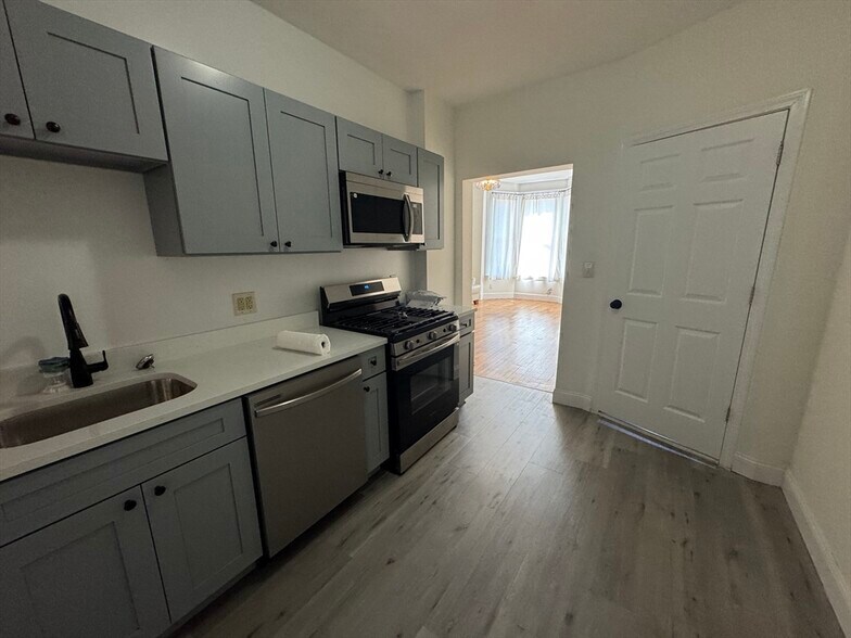 Building Photo - 10 Saunders St