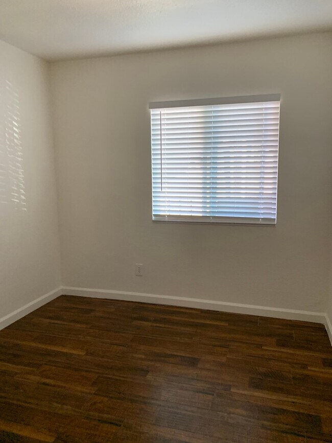 Building Photo - 4077 Oakcrest Dr