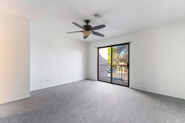 Building Photo - Immaculate two story townhome style condo ...