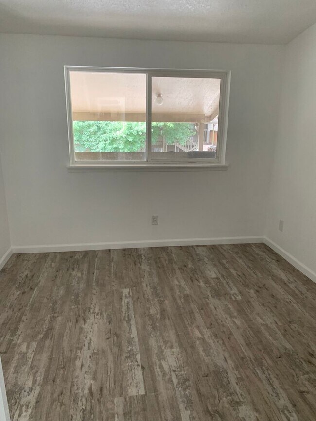 Building Photo - 4940-4950-4950 SW 45th Ave