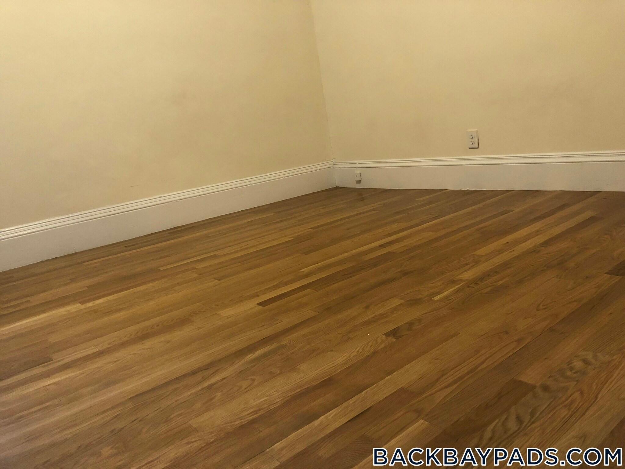 Building Photo - 504 Beacon St