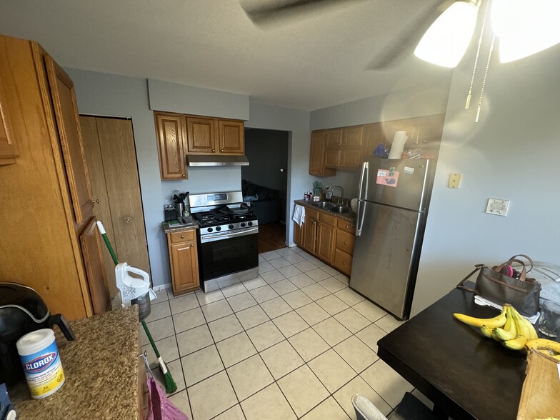 Building Photo - 9 N Whispering Hills Dr
