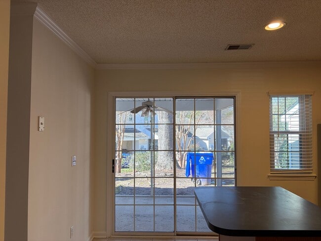 Building Photo - Charming Townhouse