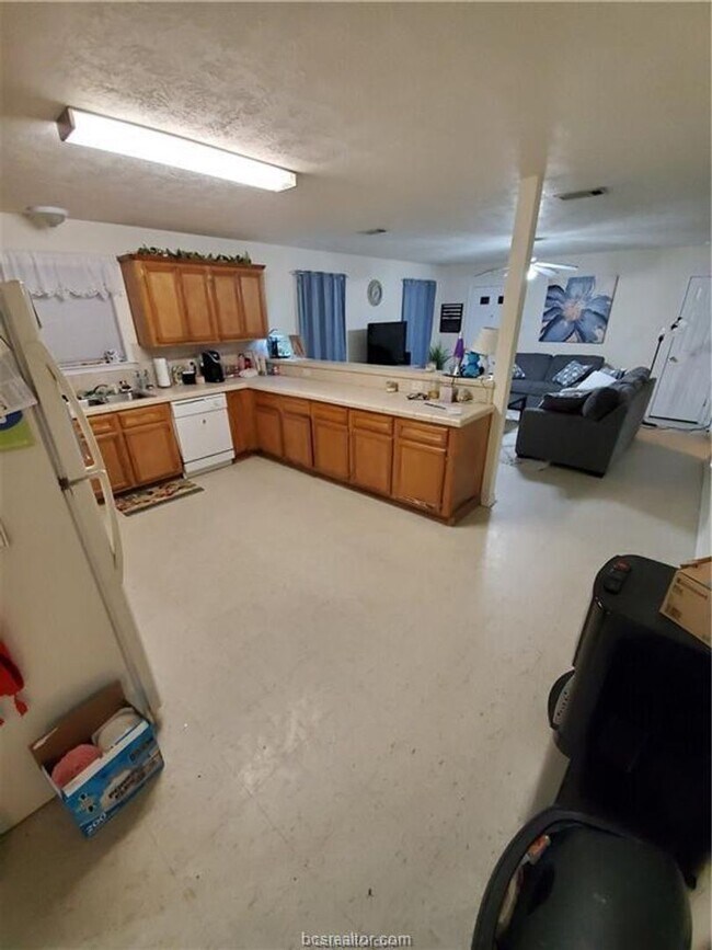 Building Photo - College Station - 3 bedroom /3 bath HOUSE Near TAMU!