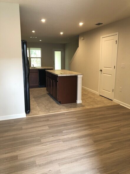 Building Photo - 5941 Creekside Crossing Dr