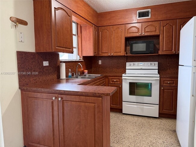 Building Photo - 251 SW 69th Ave