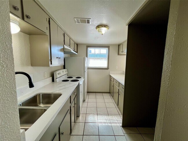 Building Photo - 1042 W Village Ct