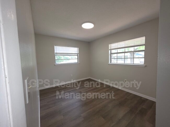Building Photo - 1030 Pine Valley Ln
