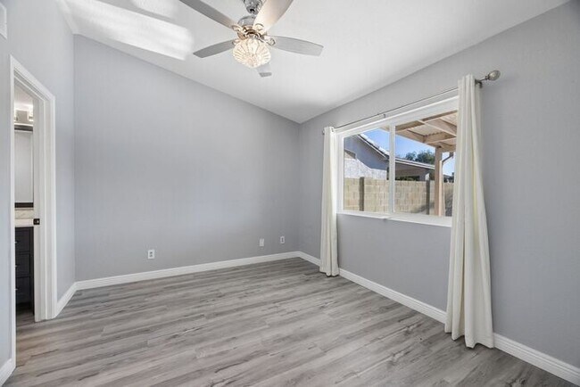 Building Photo - 1057 S Jamaica Way