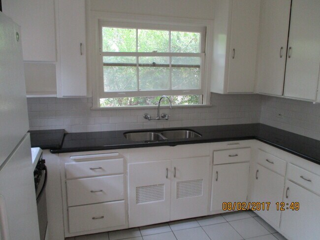 Building Photo - 1000 Tiverton Ave