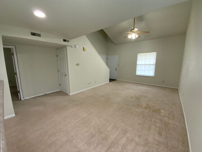 Building Photo - 3 Bedroom 2 Bathroom Duplex