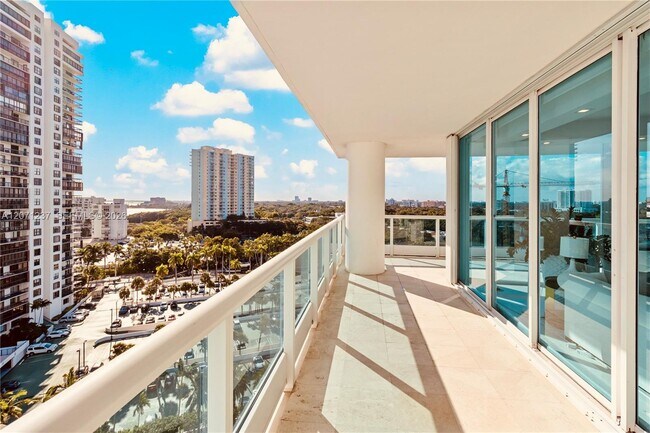 Building Photo - 2127 Brickell Ave