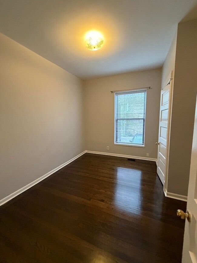 Building Photo - 1555 W Rosemont Ave