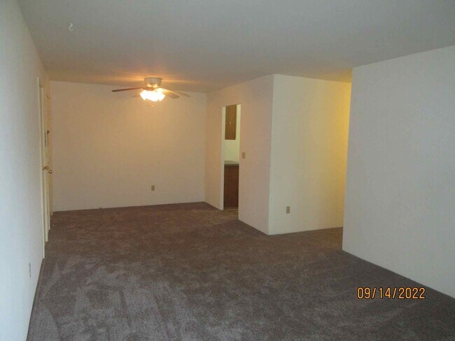 Building Photo - Available October 2025 Remodeled 2 Bedroom...