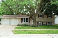 Building Photo - Available October 27th! Single family home...