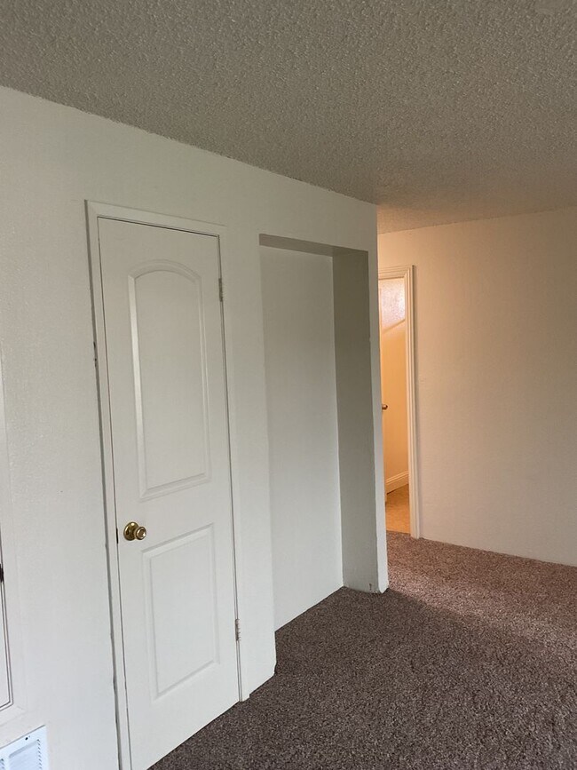 Building Photo - MINA85