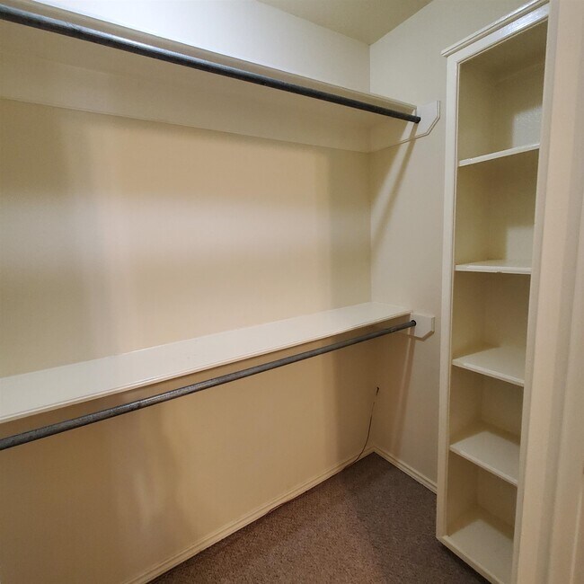 Building Photo - 1007 Emerald Valley Dr