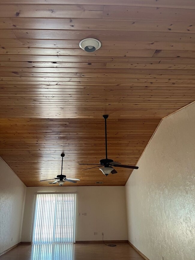 Building Photo - 3 bed / 2 bath Duplex