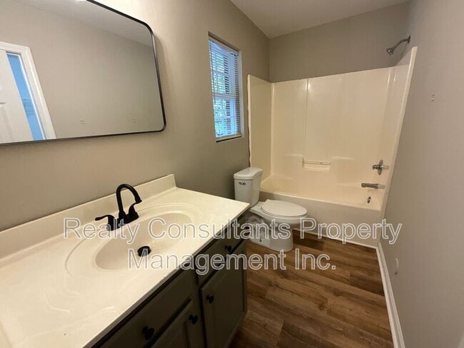 Building Photo - 1019 Manor Dr