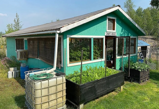 Building Photo - Huge green house / large garage / Pet frie...