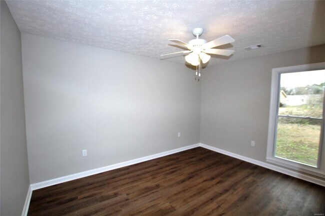 Building Photo - 213 Ross Rd