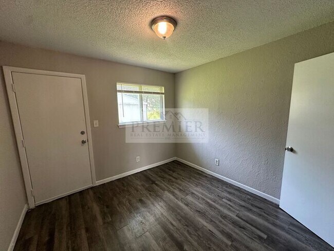 Building Photo - 2 bd/1 ba Duplex - 6205 E 152nd Terr #B, Grandview, MO 64030- Fresh interior - Rent $850