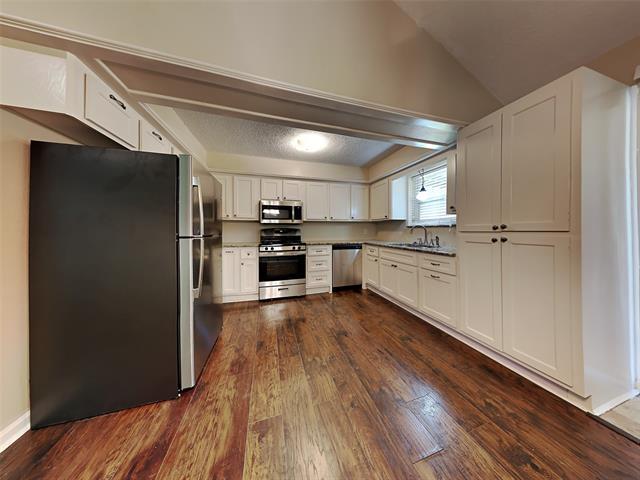 Building Photo - 3411 Old Oaks Dr
