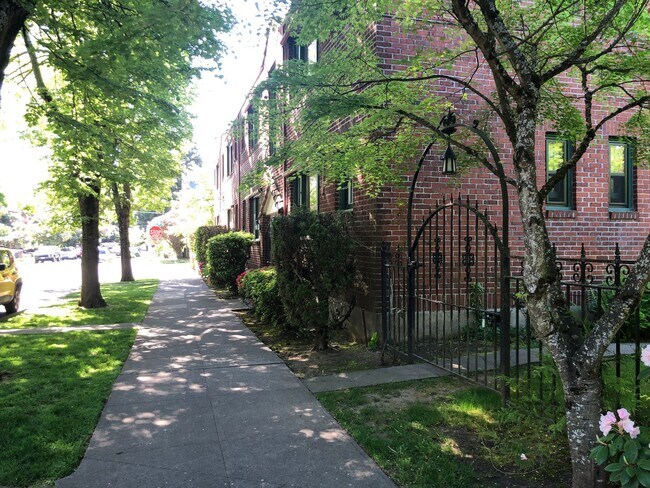 Building Photo - 3005 SE Morrison St