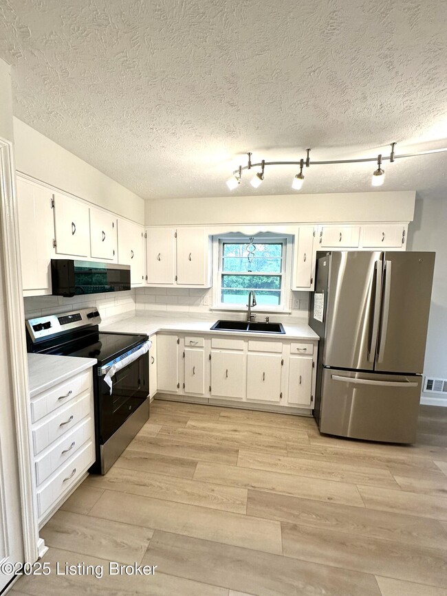 Building Photo - 6203 Lynnchester Dr