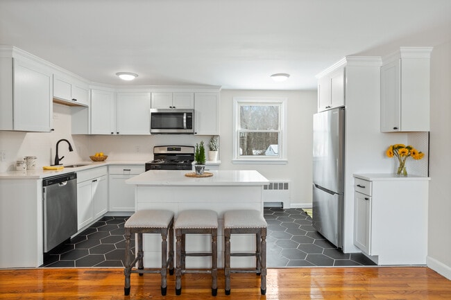 Primary Photo - 13 Genetti St