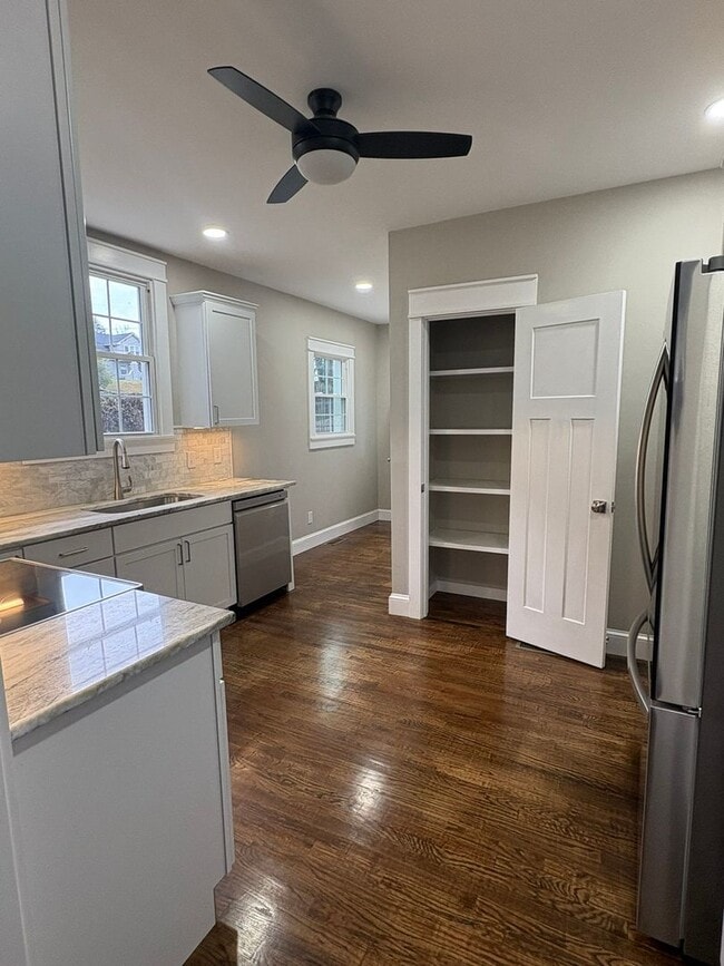 Building Photo - Historic Charm Meets Modern Living – Steps from Downtown Bristol!