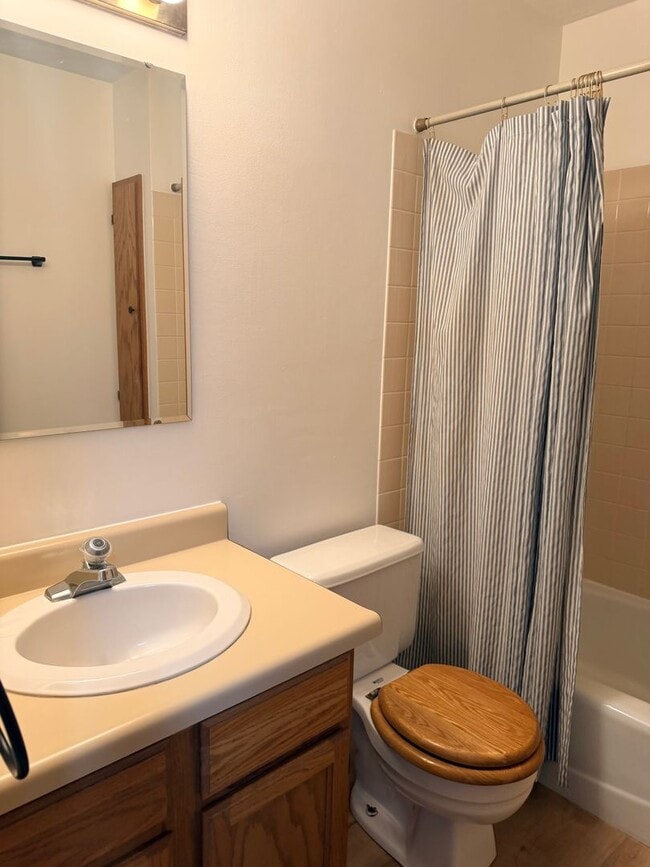 Building Photo - Recently updated unit Near Montana State!