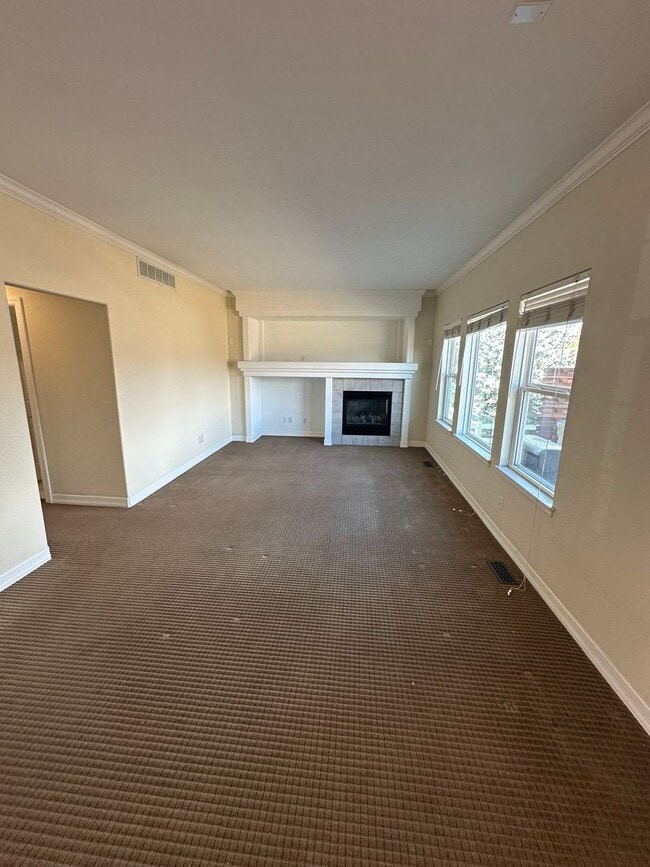 Building Photo - Beautiful Home in Windsor!