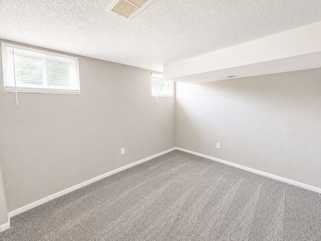 Building Photo - Spacious 3 Bed, 2 Bath Split-Level Duplex with Garage in Lee's Summit!