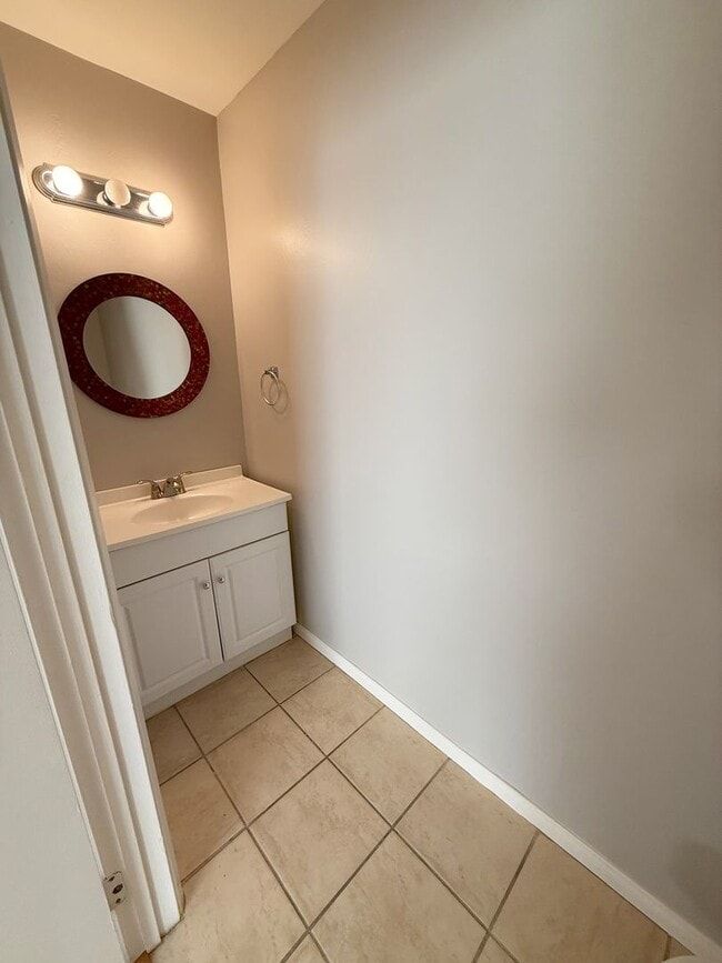 Building Photo - 2 Bed 1.5 Bath Townhome in Colusa Terrace ...